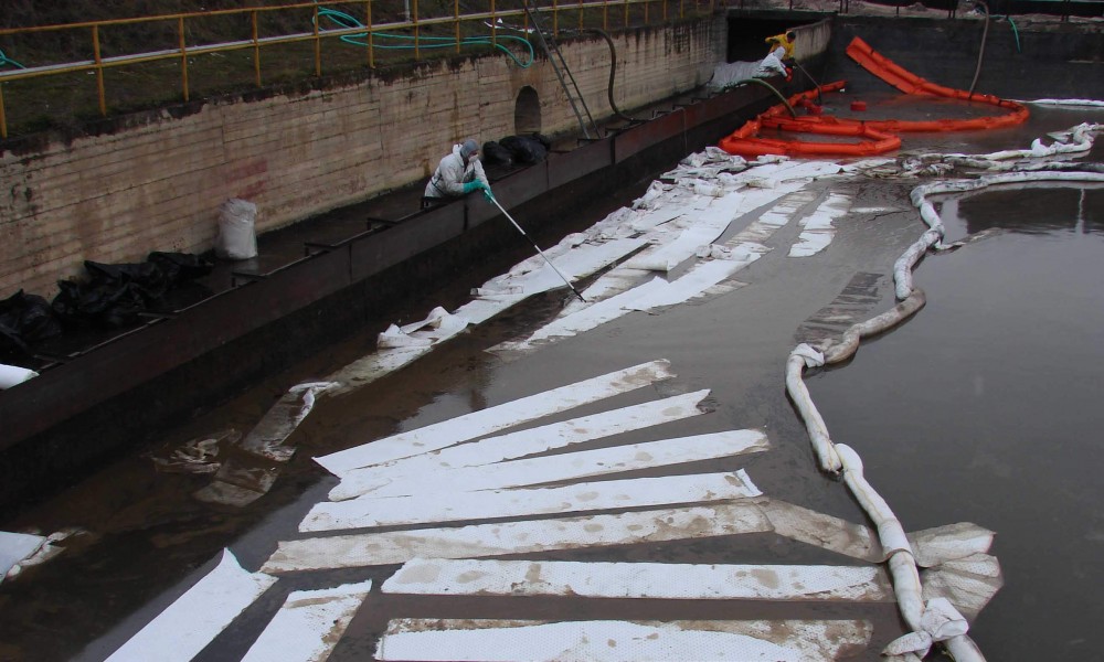 Scorpion Oil Absorbent Roll P-4496 (1m width)